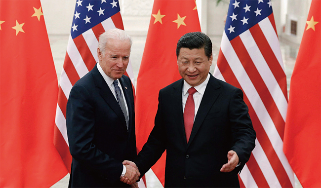 조 바이든(왼쪽) 미국 대통령 당선인과 시진핑 중국 국가주석. 바이든이 부통령이던 2013년 12월 4일 중국 베이징 인민대회당에서 두 사람이 악수하고 있다. 사진 로이터연합