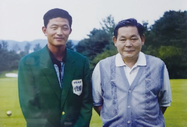 1999년 KPGA 투어 부경오픈에서 우승한 강욱순(왼쪽)과 기념 촬영을 한 고 이건희 회장. 이 회장은 “너무 많이 우승하면 동료들이 시샘하지 않아~”라면서도 굉장히 기뻐했다고 한다. 사진 강욱순 프로