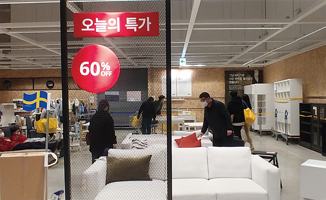 소비자들이 이케아 알뜰코너를 찾아 상품을 구경하고 있다. 사진 안소영 기자