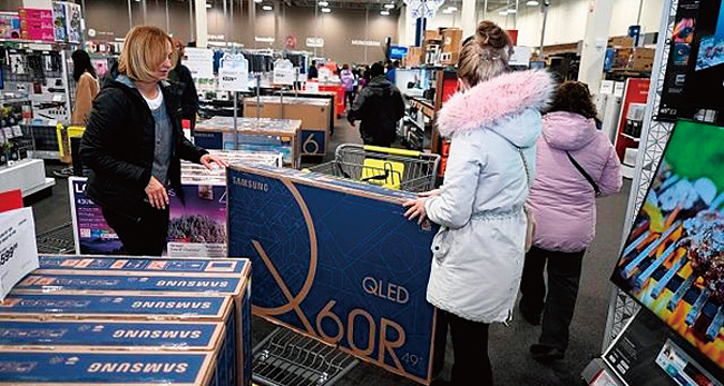 지난해 미국 최대 쇼핑 시즌 블랙프라이데이 당시 삼성 TV를 구매하는 미 뉴저지 소비자들. 사진 삼성전자