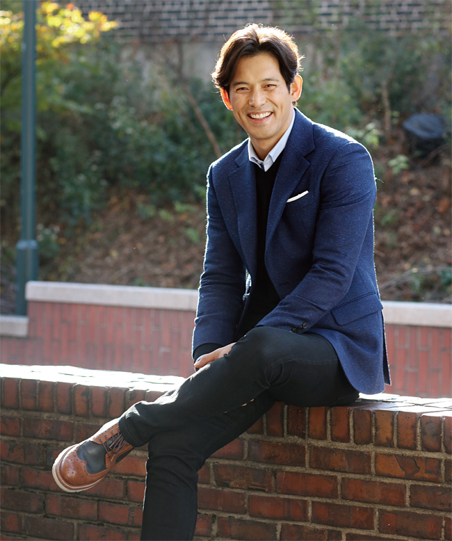 배우 오지호가 11월 30일 오후 서울 정동 조선일보 미술관 뒤에서 포즈를 취하고 있다. 사진 채승우 객원기자