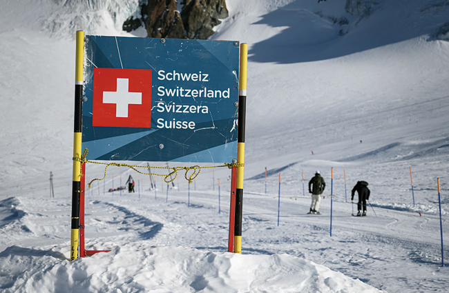 스위스 체르마트의 한 스키 리조트에서 스키어들이 스키를 타고 있다. 유럽연합(EU) 소속이 아닌 스위스는 스키장 ‘완전 개장’을 선언했다. 사진 AFP연합