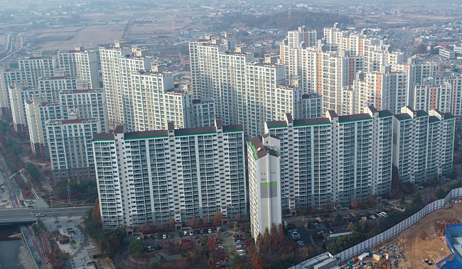 정부의 새 임대차보호법 시행 후 서울 지역 전세가 품귀 현상을 빚자 김포·파주 등 서울 인접 지역 아파트값이 오르는 현상이 발생했다. 사진은 11월 15일 오후 경기도 김포의 아파트 단지. 사진 연합뉴스