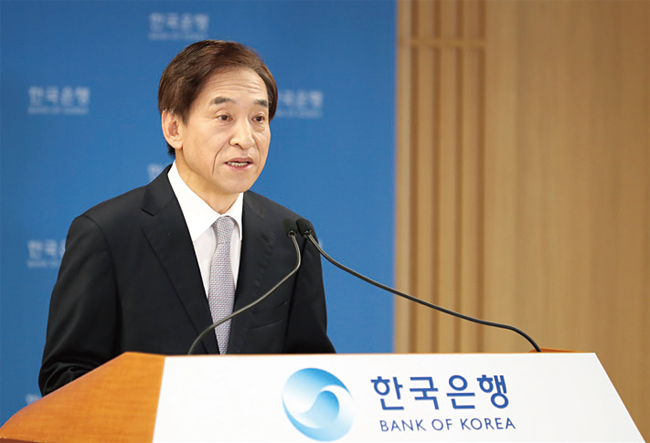 한국은행은 12월 1일 올해 3분기 실질 국내총생산 (GDP)이 2분기보다 2.1% 증가했다고 발표했다. 이는 앞선 속보치(1.9% 증가)보다 0.2%포인트 오른 것이다. 사진은 이주열 한국은행 총재. 사진 연합뉴스