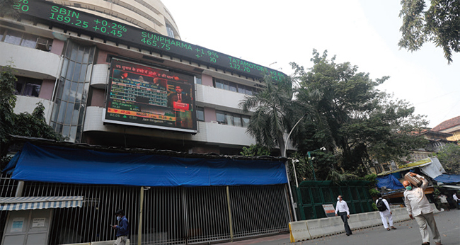 인도 뭄바이의 봄베이 증권거래소(BSE). 글로벌 신용평가사들은 인도 경제의 회복을 낙관하고 있다. 사진 AP연합