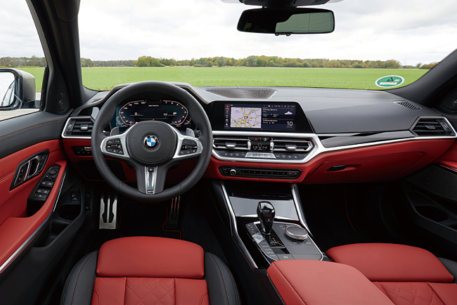 BMW M340i xDrive 투어링의 운전석과 앞좌석. 사진 BMW코리아