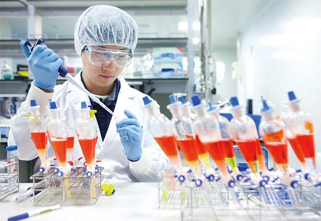 경북 안동의 SK바이오사이언스 백신 생산공장에서 연구원이 백신 생산을 위한 시험을 진행 중이다. 사진 SK바이오사이언스