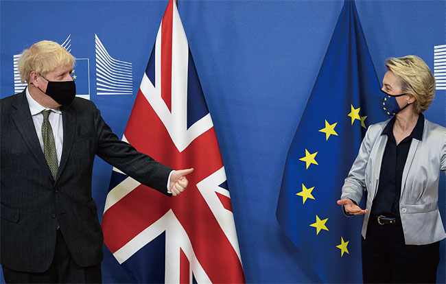 12월 9일 벨기에 브뤼셀에서 우르줄라 폰데어라이엔(오른쪽) 유럽연합(EU) 집행위원장이 보리스 존슨 영국 총리와 협상 회동에 앞서 인사를 나누고 있다. 사진 AP연합