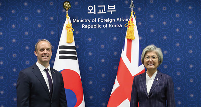 강경화(오른쪽) 외교부 장관과 도미닉 랍 영국 외교부 장관이 인사를 나누고 있다. 사진 연합뉴스