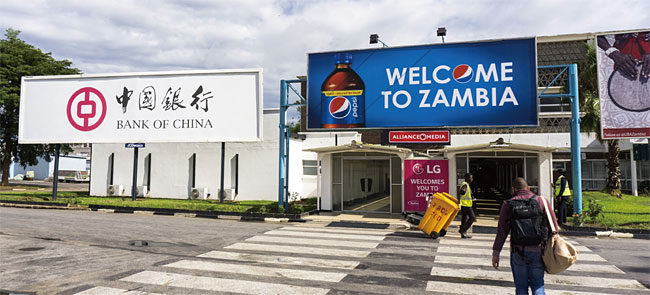 잠비아 수도 루사카의 케네스 카운다 국제공항 부근에 있는 중국은행과 펩시코 광고판. 이 공항은 중국이 자금을 지원하고 건설했다. 사진 블룸버그