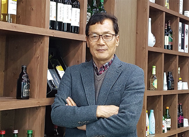 한임섭벡텔 근무, 1996년 한국애플리즈 설립 / 한임섭 한국애플리즈 대표가 회사에서 출시한 와인 제품들을 소개하고 있다. 사진 박순욱 조선비즈 선임기자