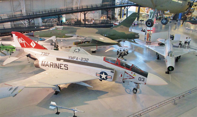 앞줄 왼쪽부터 박물관에 전시 중인 F-4와 MiG-21. 크기의 차이만큼 성능에서 제3세대 전투기인 F-4가 우위에 있었다. 하지만 실전에서는 상당히 고전했다. 사진 위키미디어