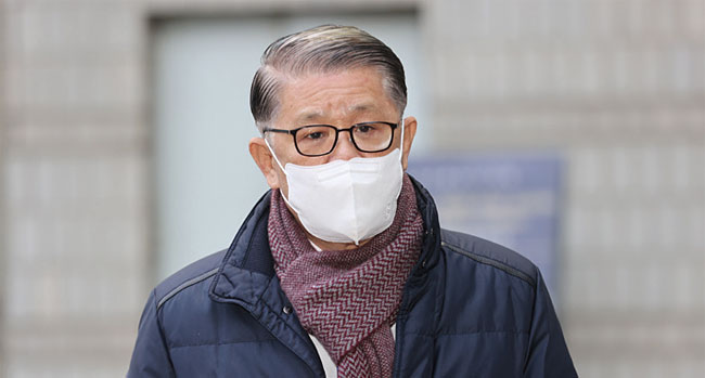 최신원 SK네트웍스 회장이 서울 중앙지법에서 열린 구속 전 피의자 심문에 출석하고 있다. 사진 연합뉴스