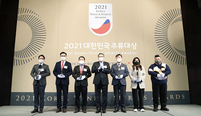 2021 대한민국 주류대상 시상식에서 수상자들이 김영수(가운데) 조선비즈 대표와 자리를 함께했다. 사진 조선비즈