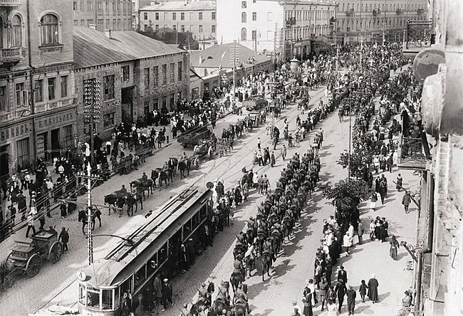 소련의 혼란기에 영토 확장을 목적으로 폴란드가 일으킨 1920년 전쟁 당시에 키예프 도심을 점령한 폴란드군. 이러한 군사적 도발로 인해 폴란드는 주변을 모두 적으로 만들었다. 사진 위키피디아