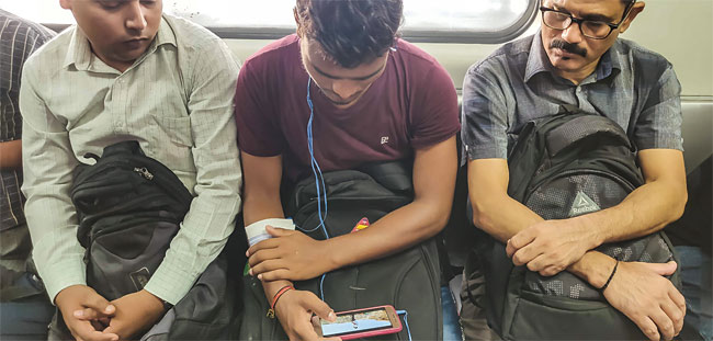 인도 수도 뉴델리의 지하철에서 한 남성이 스마트폰으로 동영상을 보고 있다.