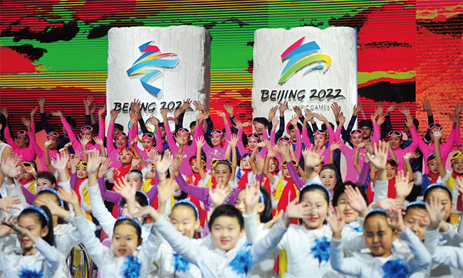 중국인들이 2022년 베이징 동계올림픽을 홍보하면서 손을 흔들고 있다. 사진 국제올림픽위원회