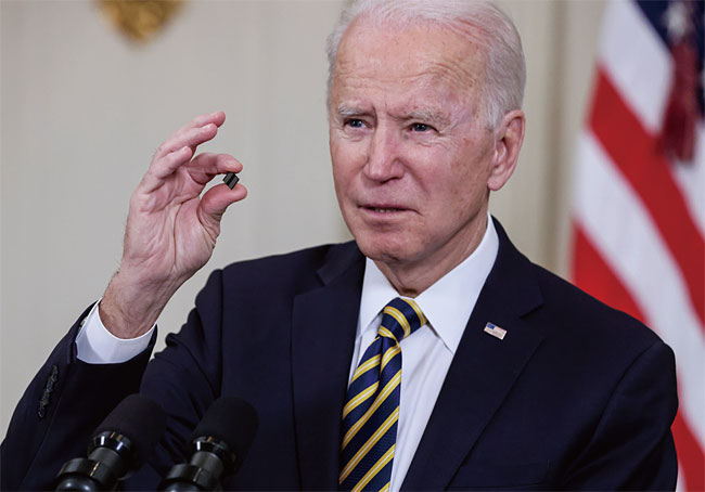 조 바이든 미국 대통령이 2월 24일 백악관에서 자국 반도체 공급망 재검토를 지시하며 반도체 칩을 들어 보이고 있다. 사진 로이터연합