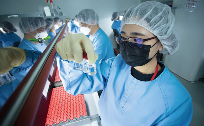 SK바이오사이언스 연구원이 안동L하우스에서 백신을 검수하고 있다. 사진 SK바이오사이언스