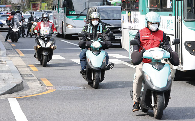 4월 2일 오전 서울 송파구 쿠팡 본사 앞에서 라이더유니온 관계자들이 오토바이를 타고 있다. 사진 연합뉴스
