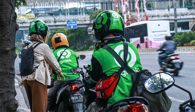 인도네시아를 대표하는 모빌리티 플랫폼 ‘고젝(gojek)’의 모터사이클 운전자들.