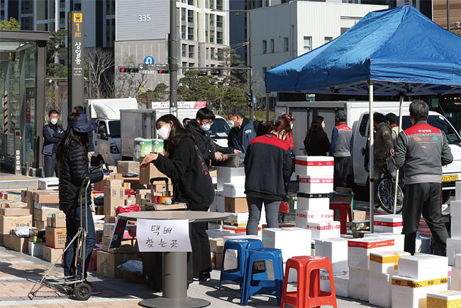 4월 14일 서울 고덕동의 한 아파트 단지 입구에서 주민들이 택배를 찾고 있다. 사진 장련성 조선일보 기자