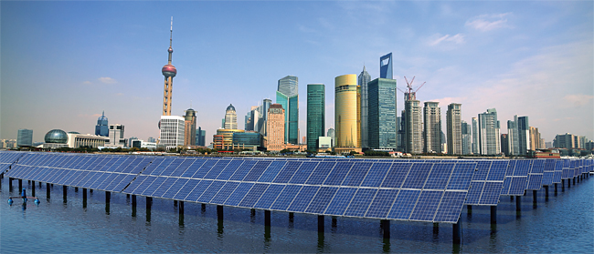 중국 상하이 도심에 설치된 태양광 패널.