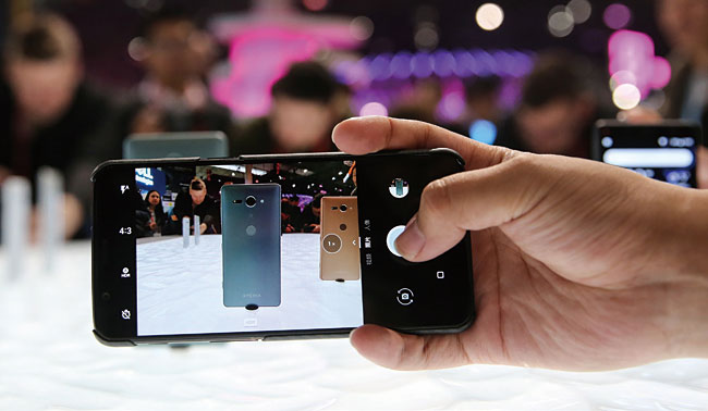 소니가 지난 2018년 출시한 스마트폰 ‘엑스페리아XZ2’. 사진 블룸버그