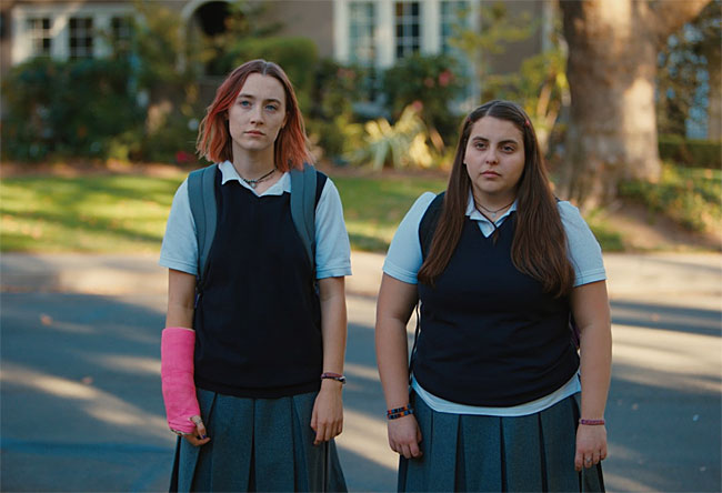 소녀의 사춘기를 그린 영화 ‘레이디 버드’. 주인공 크리스틴(시얼샤 로넌 분·왼쪽)은 어딘가에 있을 파랑새를 찾아 떠나고 싶은 성장통을 앓는다. 사진 IMDB
