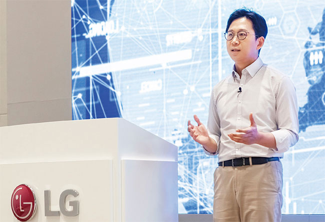 배경훈 LG AI연구원장이 5월 17일 비대면 방식으로 진행된 ‘AI 토크 콘서트’에서 초거대 인공지능(AI) 개발에 1억달러를 투자한다고 발표하고 있다. 사진 LG