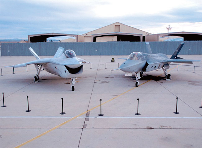 X-32(왼쪽)와 X-35. X-32는 성능 때문에 패했지만 특유의 모양 때문에 처음부터 일선에서 호감도가 높지 않았다. 사진 위키피디아