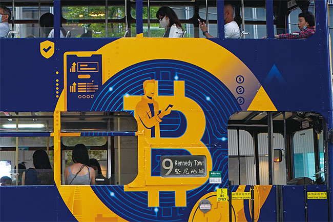 홍콩의 한 트램 외부면에 비트코인 광고가 붙어있다. 사진 AP연합