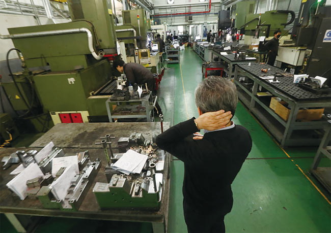 국내 한 중소기업 생산 라인에서 근로자가 일하고 있다. 사진 조선일보 DB