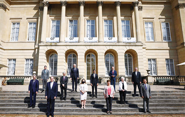 주요 7개국(G7) 재무장관 회의 참석자들이 6월 5일(현지시각) 영국 런던에서 이틀째 회의를 마친 뒤 단체 사진을 찍고 있다. 사진 AFP연합