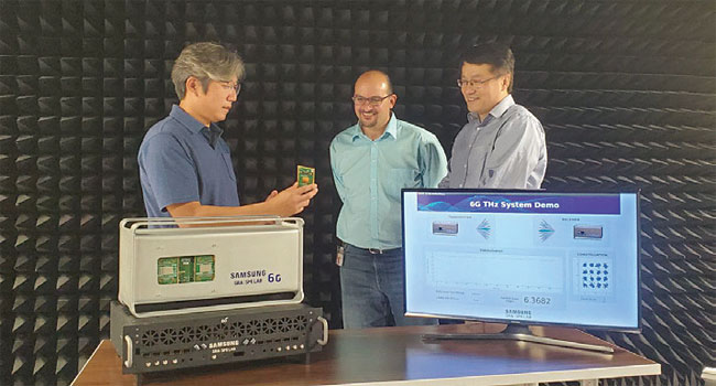 삼성전자 연구원들이 140㎓ 통신 시스템을 시연하고 있다. 사진 삼성전자