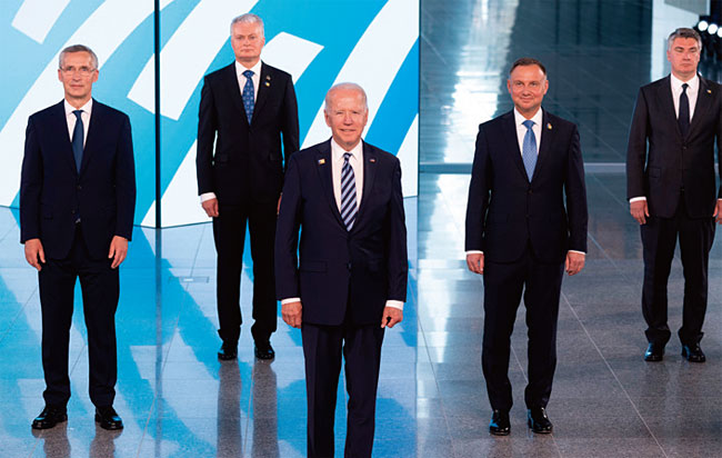 나토 정상들과 바이든(가운데) 미국 대통령. 사진 AP연합
