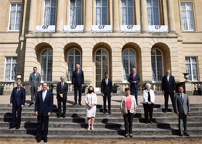 6월 5일(현지시각) 주요 7개국(G7) 재무장관 회의 참석자들이 영국 런던에서 이틀째 회의를 마친 뒤 단체 사진을 찍고 있다. 사진 AFP연합