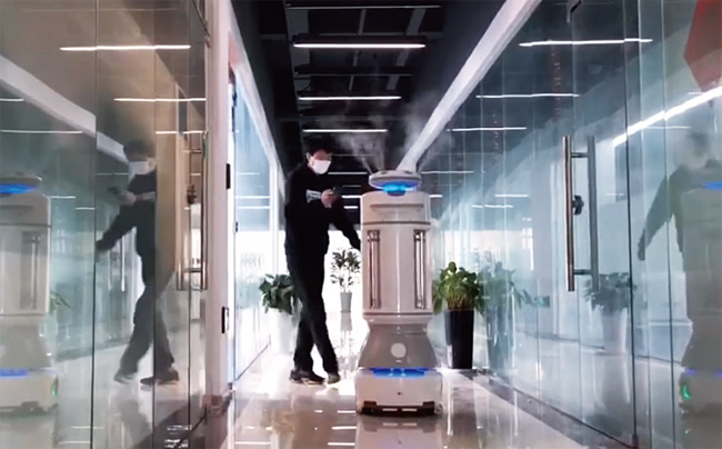 키논 로보틱스의 소독 로봇이 스스로 실내를 돌며 방역을 하고 있다. 사진 유튜브