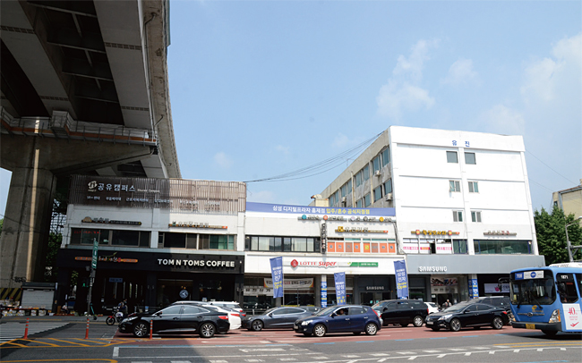 서울 서대문구 유진맨숀 B동(왼쪽) 4~5층은 1994년 철거됐다. 사진 고성민 조선비즈 기자
