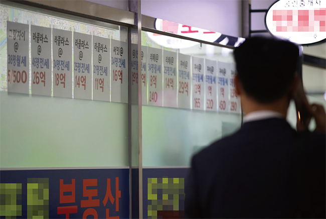 6월 17일 서울 서초구 반포동의 한 부동산중개업소 앞 전세 시세표. 사진 연합뉴스