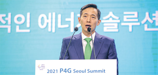 김동관 한화솔루션 사장이 ‘2021 P4G 서울 정상회의’에서 에너지 세션 기조연설을 하고 있다. 사진 한화그룹