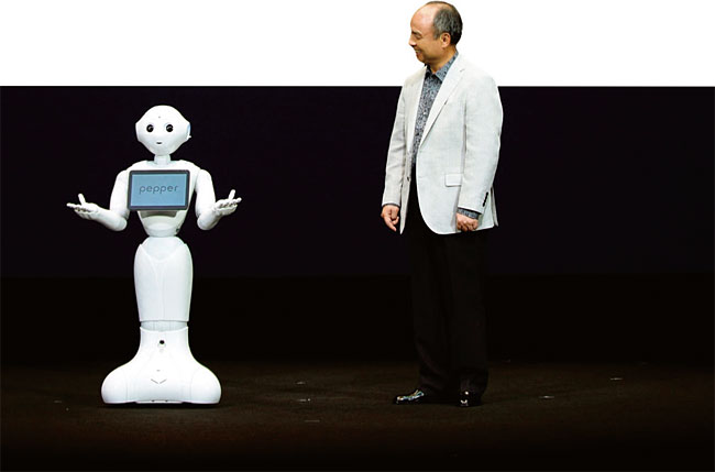 손정의 소프트뱅크 회장이 휴머노이드 로봇 ‘페퍼’를 소개하고 있다. 사진 AFP연합