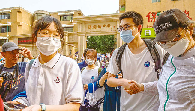 6월 8일 중국 베이징의 한 가오카오(대학 입학시험) 수험장에서 시험을 마치고 나온 수험생들을 가족들이 맞이하고 있다. 사진 EPA연합
