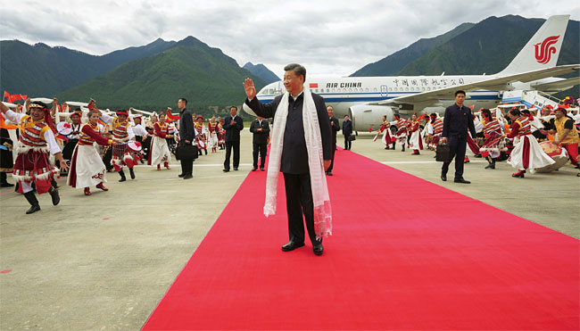시진핑 중국 국가주석이 7월 21일 티베트 자치구 린즈 공항에 도착해 인사하고 있다. 시진핑의 티베트 방문은 2011년 이후 10년 만이고, 2013년 국가주석 자리에 오른 뒤로는 처음이다. 사진 AP연합