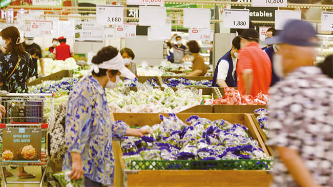 서울 양재동 하나로마트 고객들이 신선식품·채소 판매대에서 물건을 고르고 있다. 사진 연합뉴스