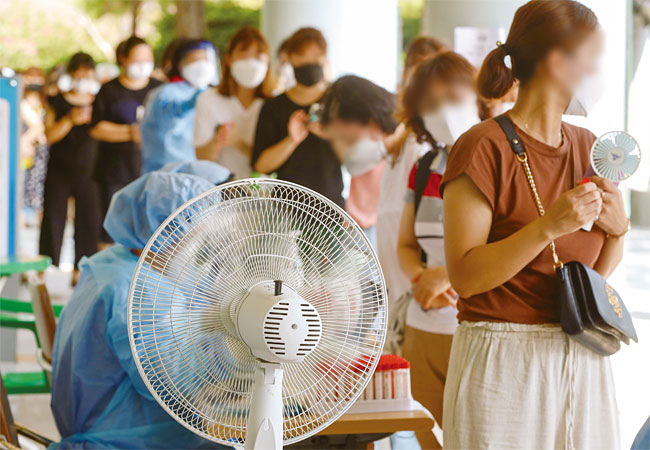 코로나19 검사를 받기 위해 사람들이 줄을 서 있다. 사진 연합뉴스