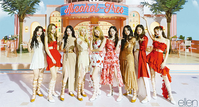 2015년 데뷔한 JYP엔터테인먼트의 걸그룹 ‘트와이스’. 이들은 1996~99년생으로, 10대 후반~20대 초반일 때 데뷔했다. 사진 JYP엔터테인먼트