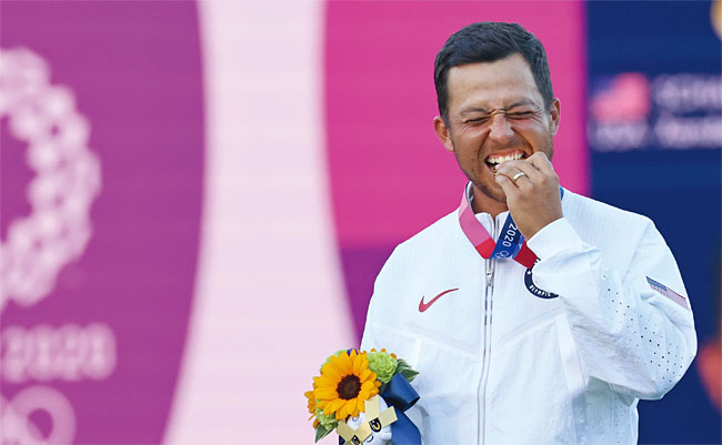 잰더 쇼플리는 8월 1일 도쿄올림픽 골프 남자부 경기에서 1타 차 승리를 거두며 아버지의 꿈이던 올림픽 금메달을 목에 걸었다. 사진 연합뉴스