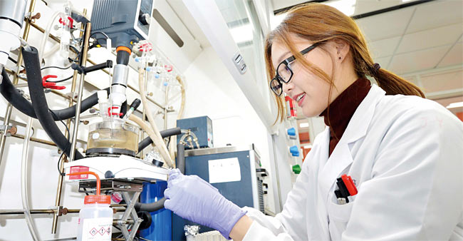 LG화학 미래기술 연구센터 연구원들이 신규 개발한 생분해성 신소재의 물성을 테스트하고 있다. 사진 LG화학