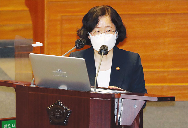 조성욱 공정거래위원장이 9월 15일 서울 여의도 국회 본회의장에서 진행된 경제 분야 대정부 질문에서 답변하고 있다. 사진 연합뉴스